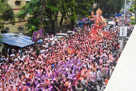 मुंबई लालबागचा राजा के विसर्जन में चोरी की वारदातें, 100 से अधिक मोबाइल और कई सोने की चेन चोरी मुंबई लालबागचा राजा के विसर्जन में चोरी की वारदातें, 100 से अधिक मोबाइल और कई सोने की चेन चोरी