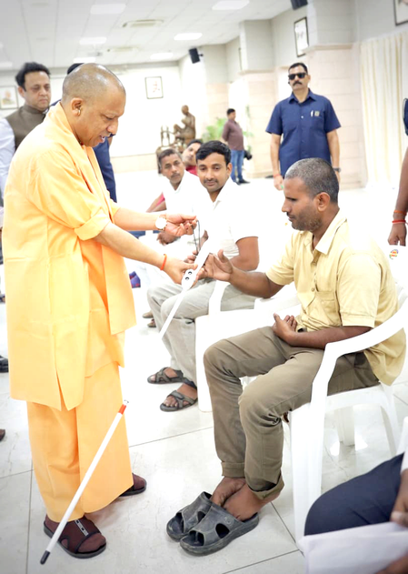 आमजन से व्यवहार ठीक रखें जनसेवक, दुर्व्यवहार बर्दाश्त नहीं : मुख्यमंत्री योगी