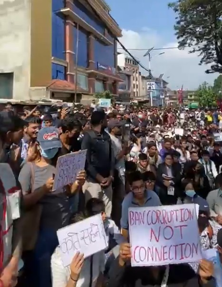 सोशल मीडिया बैन से नेपाल में भड़की जेनजी, पीएम बोले, 'कानून का अनादर स्वीकार नहीं'