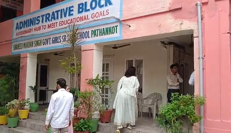 पठानकोट बाढ़ के बाद हालात हो रहे सामान्य, स्कूल-कॉलेज फिर से खोलने की तैयारी पठानकोट बाढ़ के बाद हालात हो रहे सामान्य, स्कूल-कॉलेज फिर से खोलने की तैयारी