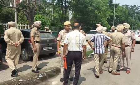 अमृतसर में कांस्टेबल का शव बरामद, मामले की जांच में जुटी पुलिस अमृतसर में कांस्टेबल का शव बरामद, मामले की जांच में जुटी पुलिस