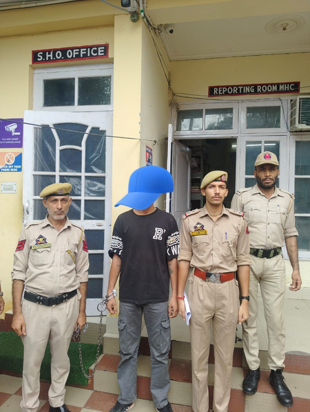 जम्मू पुलिस ने कुख्यात अपराधी को पीएसए के तहत किया गिरफ्तार, उधमपुर जेल भेजा जम्मू पुलिस ने कुख्यात अपराधी को पीएसए के तहत किया गिरफ्तार, उधमपुर जेल भेजा