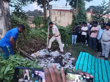झारखंड हत्या के बाद बोरी में बंद शव कचरे के ढेर में जलाने की कोशिश, पुलिस कर रही जांच झारखंड हत्या के बाद बोरी में बंद शव कचरे के ढेर में जलाने की कोशिश, पुलिस कर रही जांच