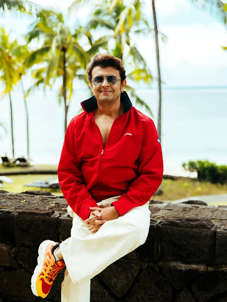 Sonu Nigam to recreate the iconic track 'Chalo Bulawa Aaya Hai' Sonu Nigam to recreate the iconic track 'Chalo Bulawa Aaya Hai'