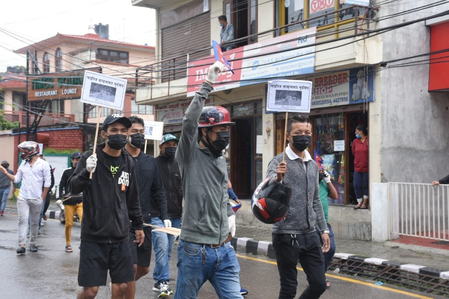 नेपाल में आंदोलन : अब तक 19 की मौत, पीएम ओली के इस्तीफे की मांग नेपाल में आंदोलन : अब तक 19 की मौत, पीएम ओली के इस्तीफे की मांग