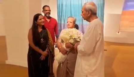 दिल्ली में आर्ट एग्जीबिशन देखने पहुंचे नवीन पटनायक, कलाकारों की सराहना