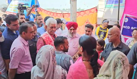 जम्मू उपराज्यपाल मनोज सिन्हा ने बाढ़ प्रभावित लोगों से की मुलाकात जम्मू उपराज्यपाल मनोज सिन्हा ने बाढ़ प्रभावित लोगों से की मुलाकात