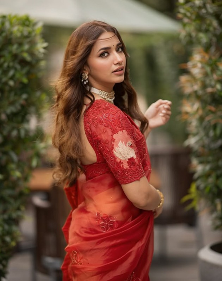 जिया शंकर ने लाल साड़ी में बिखेरा जादू, 'बस उसी की बनकर' वाले कैप्शन ने खींचा लोगों का ध्यान