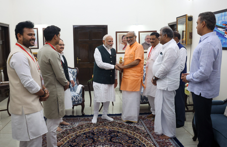 नवनिर्वाचित उपराष्ट्रपति राधाकृष्णन से मिले पीएम मोदी, जीत की दी बधाई