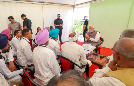 पंजाब बाढ़ संकट पीएम मोदी ने किया सर्वे, 1600 करोड़ की अतिरिक्त सहायता की घोषणा पंजाब बाढ़ संकट पीएम मोदी ने किया सर्वे, 1600 करोड़ की अतिरिक्त सहायता की घोषणा