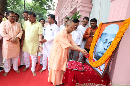 सीएम योगी ने यूपी के पहले मुख्यमंत्री पंडित गोविंद वल्लभ पंत को 138वीं जयंती पर श्रद्धांजलि दी