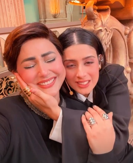 Hina Khan gets emotional as Isha Malviya sings title track of “Yeh Rishta Kya Kehlata Hai”