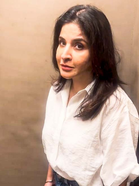 Karan Johar playfully convinces Bhavana Pandey & Maheep Kapoor to groove to 'Bijuria' Karan Johar playfully convinces Bhavana Pandey & Maheep Kapoor to groove to 'Bijuria'