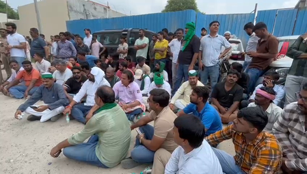 सलारपुर खादर में अवैध निर्माण पर प्राधिकरण की कार्रवाई, किसानों ने किया विरोध सलारपुर खादर में अवैध निर्माण पर प्राधिकरण की कार्रवाई, किसानों ने किया विरोध