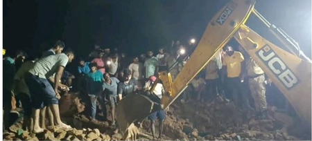 धनबाद के झरिया में जर्जर क्वार्टर धंसा, तीन की मौत, चार घायल