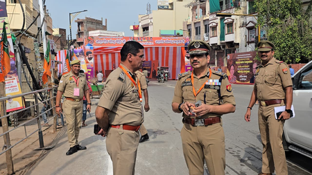 वाराणसी प्रधानमंत्री मोदी के आगमन से पहले अभूतपूर्व सुरक्षा, 5 हजार पुलिसकर्मी तैनात वाराणसी प्रधानमंत्री मोदी के आगमन से पहले अभूतपूर्व सुरक्षा, 5 हजार पुलिसकर्मी तैनात