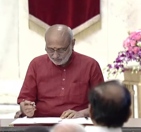 सीपी राधाकृष्णन बने भारत के 15वें उपराष्ट्रपति, राष्ट्रपति मुर्मू ने पद की शपथ दिलाई