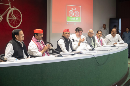 सपा प्रमुख अखिलेश यादव ने मथुरा, हाथरस और आगरा के लिए लोकल मेनिफेस्टो बनाने का किया ऐलान