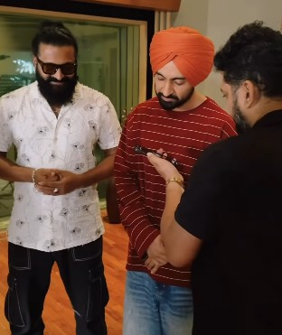 दिलजीत दोसांझ और ऋषभ शेट्टी ने मिलाया हाथ, 'कांतारा: चैप्टर 1' के लिए रिकॉर्ड किया खास गाना