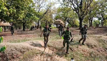 बीजापुर में मुठभेड़ : 16 लाख के दो इनामी माओवादी ढेर, हथियार और विस्फोटक बरामद