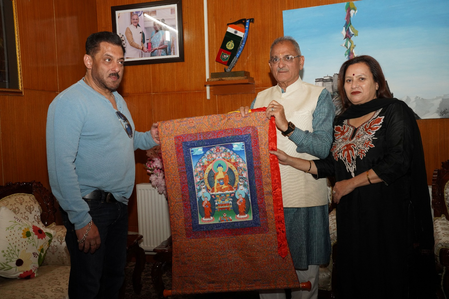 Salman Khan visits Ladakh Lieutenant Governor Kavinder Gupta while filming 'Battle of Galwan' Salman Khan visits Ladakh Lieutenant Governor Kavinder Gupta while filming 'Battle of Galwan'