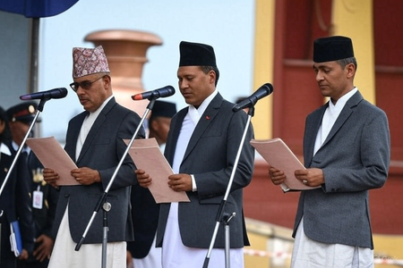 नेपाल तीन कैबिनेट मंत्रियों ने ली शपथ, ओम प्रकाश गृह मंत्री और रामेश्वर खनल को वित्त मंत्री का जिम्मा नेपाल तीन कैबिनेट मंत्रियों ने ली शपथ, ओम प्रकाश गृह मंत्री और रामेश्वर खनल को वित्त मंत्री का जिम्मा