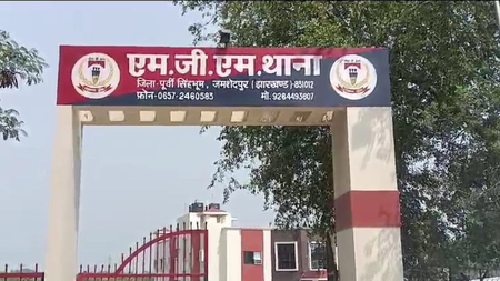 जमशेदपुर में युवक की धारदार हथियार से हत्या, दो गिरफ्तार, चार फरार जमशेदपुर में युवक की धारदार हथियार से हत्या, दो गिरफ्तार, चार फरार