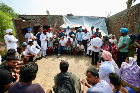 पंजाब बाढ़ राहुल गांधी का प्रभावित इलाकों का दौरा, कहा- हर पीड़ित परिवार के साथ हूं पंजाब बाढ़ राहुल गांधी का प्रभावित इलाकों का दौरा, कहा- हर पीड़ित परिवार के साथ हूं