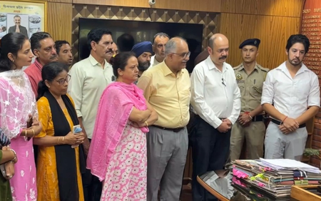 हिमाचल प्रदेश कुल्लू के अखाड़ा बाजार में भूस्खलन का कहर, विस्थापितों के लिए जल्द पुनर्वास योजना बनाने की मांग हिमाचल प्रदेश कुल्लू के अखाड़ा बाजार में भूस्खलन का कहर, विस्थापितों के लिए जल्द पुनर्वास योजना बनाने की मांग