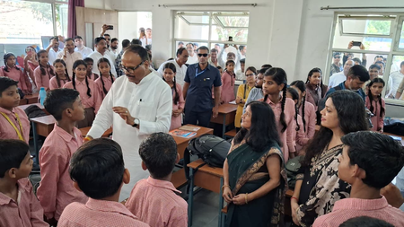 उपमुख्यमंत्री बृजेश पाठक ने उच्च प्राथमिक विद्यालय का किया निरीक्षण, बच्चों से लिया फीडबैक