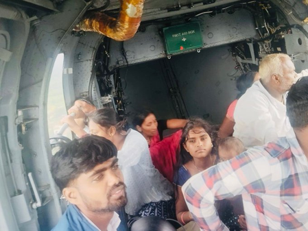 महाराष्ट्र में बाढ़ से तबाही सेना का राहत अभियान जारी, 25-30 लोग फंसे महाराष्ट्र में बाढ़ से तबाही सेना का राहत अभियान जारी, 25-30 लोग फंसे