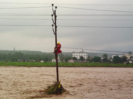 देहरादून आपदा : एनडीआरएफ ने 497 छात्रों को किया रेस्क्यू, गंगा का जलस्तर बढ़ने से हरिद्वार में अलर्ट