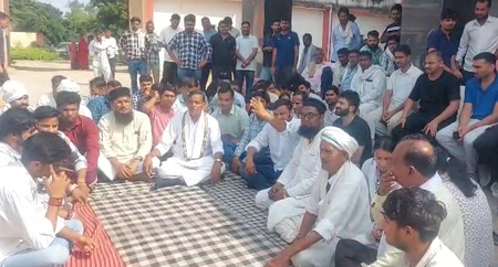 एसआई राजेंद्र सैनी की मौत के बाद परिजनों का धरना, मुआवजे की मांग