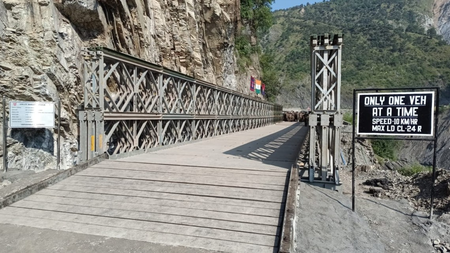जम्मू-कश्मीर मनोज सिन्हा ने रामबन-गूल मार्ग पर बेली ब्रिज का किया उद्घाटन जम्मू-कश्मीर मनोज सिन्हा ने रामबन-गूल मार्ग पर बेली ब्रिज का किया उद्घाटन