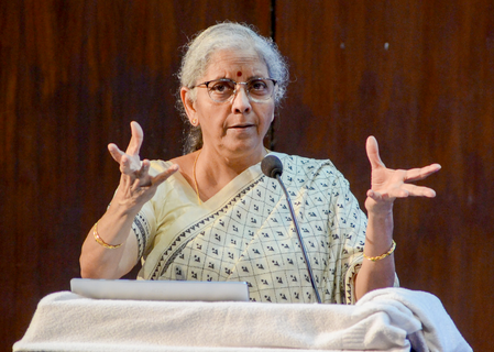 अयोध्या पहुंचीं केंद्रीय वित्त मंत्री सीतारमण, यूपी सरकार के मंत्रियों ने किया स्वागत