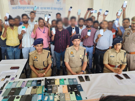 नोएडा पुलिस ने सर्विलांस की मदद से 101 गुमशुदा मोबाइल किए बरामद, फिर उनके स्वामियों को लौटाए नोएडा पुलिस ने सर्विलांस की मदद से 101 गुमशुदा मोबाइल किए बरामद, फिर उनके स्वामियों को लौटाए