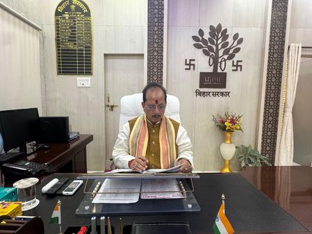 'घुसपैठियों को नागरिक बनाने की साजिश', विजय सिन्हा का कांग्रेस-राजद पर बड़ा हमला, तेजस्वी के रोजगार वादों पर तंज
