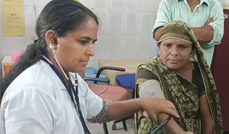 बनासकांठा: स्वास्थ्य शिविरों में डॉक्टरों ने गर्भवती महिलाओं और बच्चों की निःशुल्क जांच की