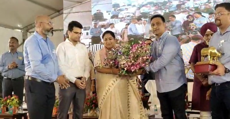 दिल्ली: सीएम रेखा गुप्ता ने नंगली डेयरी में बायोगैस संयंत्र का किया उद्घाटन