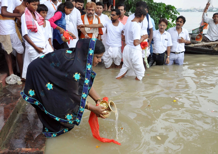 Thousands throng river ghats in Bengal to offer ‘tarpan’ on Mahalaya