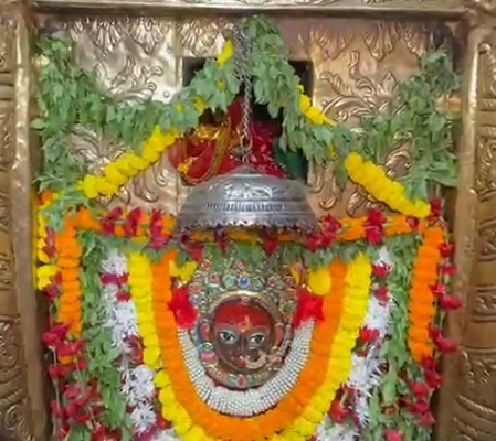 शारदीय नवरात्रि के पहले दिन वाराणसी के मंदिर में उमड़ी भक्तों की भारी भीड़
