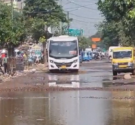 ग्रेटर नोएडा: सूरजपुर-दादरी रोड पर गड्ढों से लोग परेशान, बोले-सुनवाई नहीं तो किससे पास जाएं?