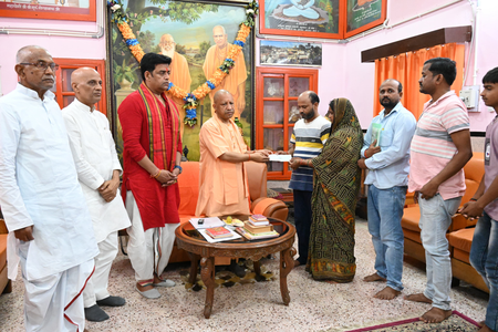 दीपक के परिजनों से मिले सीएम योगी, दी आर्थिक मदद