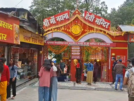 नैनीताल: नयना देवी मंदिर में श्रद्धालुओं का उमड़ा सैलाब, मां के जयकारों से गूंजा परिसर