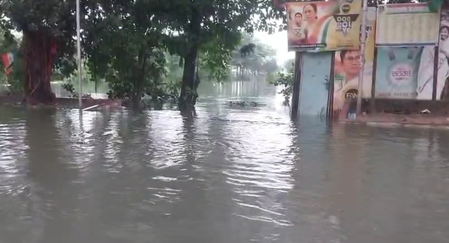 कोलकाता में भारी बारिश से जलभराव, मेट्रो और ट्रेन सेवाएं ठप, एक की मौत