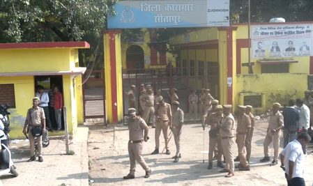सीतापुर : आजम खान की रिहाई से पहले शहर में धारा 144 लागू, समर्थकों की भीड़ से जेल रोड पर जाम
