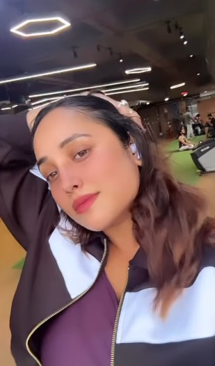 जिम वियर में रानी चटर्जी ने अपने लुक से धड़का दिया फैंस का दिल