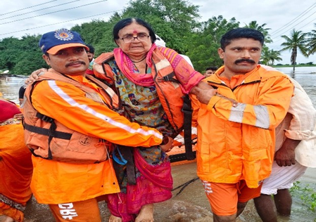 महाराष्ट्र में बाढ़ जैसे हालात : बीड, धाराशिव, सोलापुर और अहिल्यानगर में एनडीआरएफ ने बचाई कई लोगों की जान