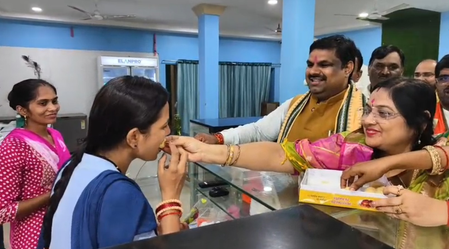 छत्तीसगढ़ : बालोद में 'जीएसटी बचत उत्सव' की धूम, शिक्षा मंत्री गजेंद्र यादव ने बाजार में बांटी मिठाइयां