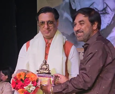 नीम करोली बाबा पर बन रही है फिल्म, मधुर भंडारकर ने जारी किया पहला पोस्टर